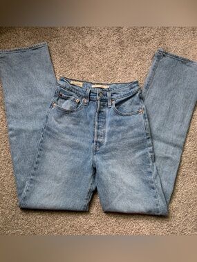 Classic Ribcage Straight Women’s Jeans.